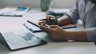 Modern ofis dizüstü bilgisayar kullanan kadın