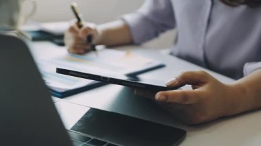 dizüstü ve tablet kadın ile