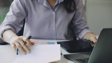 ofiste çalışan iş kadınlar