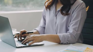 Dizüstü bilgisayar kullanma office iş kadını