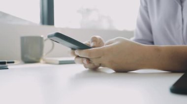Genç işadamı ofiste Smartphone kullanarak