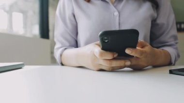 Akıllı telefon kullanan bir kadın.