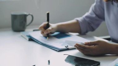 Görevdeki genç bayan.