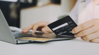 Çevrimiçi alışveriş için dizüstü bilgisayar kullanan genç adam, online alışveriş kavramı
