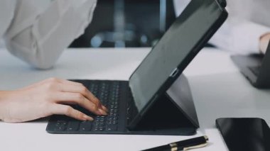 Dizüstü bilgisayarda yazan kadın klavyesi.