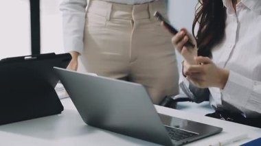 İş kadını ofiste çalışıyor.