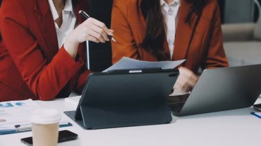 İş kadını ofiste çalışıyor.