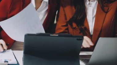 Modern ofisinde çalışan iş kadını