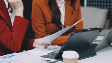 Ofiste belgelerle çalışan bir iş kadını.