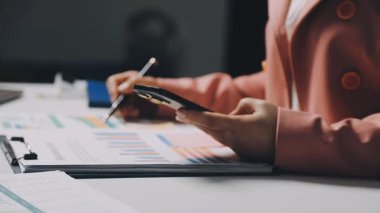 cep telefonu ve tablet kullanarak iş adamı