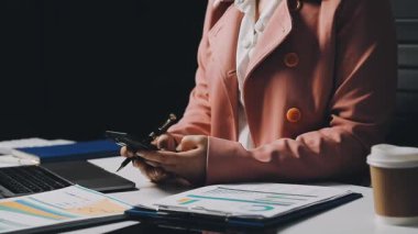 Ofiste dizüstü bilgisayarda çalışan genç bir kadın, yakın çekim görüntüsü