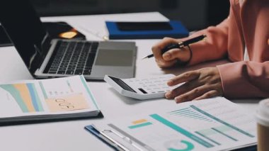 İşadamı dizüstü bilgisayarda finansal plan yazıyor