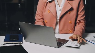 Ofiste çalışan iş kadını.