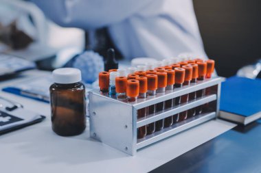 Erkek ve kadın doktorlar bir hastane odasında toplantı yapıyorlar..