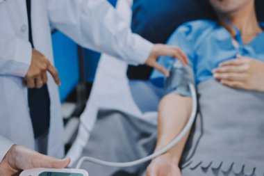 Genç bir adam hastane koğuşundaki bir yatakta genç Hintli doktoruyla konuşuyor. Doktor hastanın sağlık doktorunu kontrol ediyor, hastayı tedavi ediyor, hastaneye yatıyor.