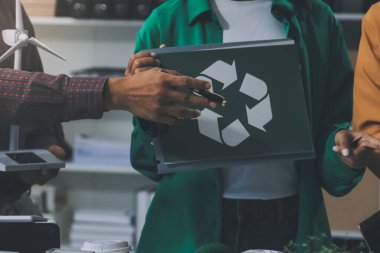Asyalı iş adamları yeşil şirket ofisinde beyin fırtınası toplantısı yapıyor. Sunum ESG proje planlaması. Çevre koruma, sorumluluk sahibi iş, sürdürülebilir kalkınma hedefi kavramı