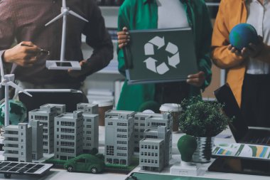 Asyalı iş adamları yeşil şirket ofisinde beyin fırtınası toplantısı yapıyor. Sunum ESG proje planlaması. Çevre koruma, sorumluluk sahibi iş, sürdürülebilir kalkınma hedefi kavramı