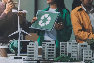 Asyalı iş adamları yeşil şirket ofisinde beyin fırtınası toplantısı yapıyor. Sunum ESG proje planlaması. Çevre koruma, sorumluluk sahibi iş, sürdürülebilir kalkınma hedefi kavramı