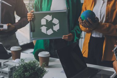 Asyalı iş adamları yeşil şirket ofisinde beyin fırtınası toplantısı yapıyor. Sunum ESG proje planlaması. Çevre koruma, sorumluluk sahibi iş, sürdürülebilir kalkınma hedefi kavramı