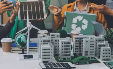 Asyalı iş adamları yeşil şirket ofisinde beyin fırtınası toplantısı yapıyor. Sunum ESG proje planlaması. Çevre koruma, sorumluluk sahibi iş, sürdürülebilir kalkınma hedefi kavramı