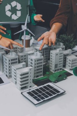 Asyalı iş adamları yeşil şirket ofisinde beyin fırtınası toplantısı yapıyor. Sunum ESG proje planlaması. Çevre koruma, sorumluluk sahibi iş, sürdürülebilir kalkınma hedefi kavramı