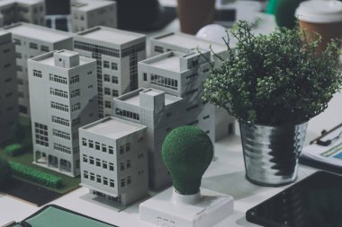 Asyalı iş adamları yeşil şirket ofisinde beyin fırtınası toplantısı yapıyor. Sunum ESG proje planlaması. Çevre koruma, sorumluluk sahibi iş, sürdürülebilir kalkınma hedefi kavramı