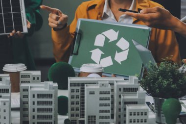 Asyalı iş adamları yeşil şirket ofisinde beyin fırtınası toplantısı yapıyor. Sunum ESG proje planlaması. Çevre koruma, sorumluluk sahibi iş, sürdürülebilir kalkınma hedefi kavramı