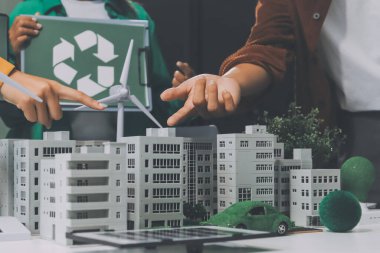 Asyalı iş adamları yeşil şirket ofisinde beyin fırtınası toplantısı yapıyor. Sunum ESG proje planlaması. Çevre koruma, sorumluluk sahibi iş, sürdürülebilir kalkınma hedefi kavramı