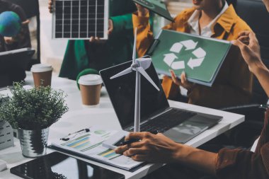 Asyalı iş adamları yeşil şirket ofisinde beyin fırtınası toplantısı yapıyor. Sunum ESG proje planlaması. Çevre koruma, sorumluluk sahibi iş, sürdürülebilir kalkınma hedefi kavramı