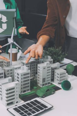 Asyalı iş adamları yeşil şirket ofisinde beyin fırtınası toplantısı yapıyor. Sunum ESG proje planlaması. Çevre koruma, sorumluluk sahibi iş, sürdürülebilir kalkınma hedefi kavramı