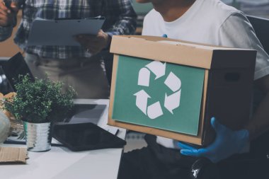 Yerden plastik atık ve şişe toplayan bir ailenin kadın ellerine yakın çekim. Eldiven giyiyorlar ve plastik kirliliğini azaltmak ve çevreyi korumak için geri dönüşüme odaklanıyorlar..