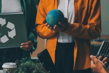 Asyalı iş adamları yeşil şirket ofisinde beyin fırtınası toplantısı yapıyor. Sunum ESG proje planlaması. Çevre koruma, sorumluluk sahibi iş, sürdürülebilir kalkınma hedefi kavramı