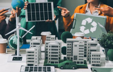 Asyalı iş adamları yeşil şirket ofisinde beyin fırtınası toplantısı yapıyor. Sunum ESG proje planlaması. Çevre koruma, sorumluluk sahibi iş, sürdürülebilir kalkınma hedefi kavramı