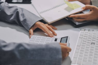 Ofiste dizüstü bilgisayarda çalışan Asyalı genç bir kadının portresi