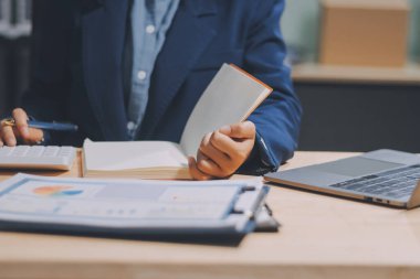 Ofiste dizüstü bilgisayarda çalışan Asyalı genç bir kadının portresi