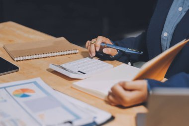 Ofiste dizüstü bilgisayarda çalışan Asyalı genç bir kadının portresi