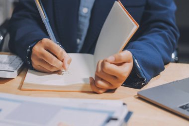 Ofiste dizüstü bilgisayarda çalışan Asyalı genç bir kadının portresi