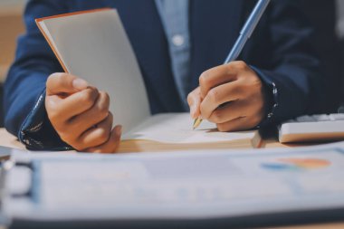 Ofiste dizüstü bilgisayarda çalışan Asyalı genç bir kadının portresi