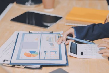 Ofiste dizüstü bilgisayarda çalışan Asyalı genç bir kadının portresi