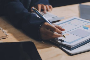 Ofiste dizüstü bilgisayarda çalışan Asyalı genç bir kadının portresi