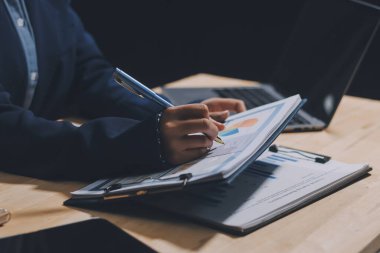 Ofiste dizüstü bilgisayarda çalışan Asyalı genç bir kadının portresi