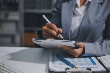 Ofiste dizüstü bilgisayarda çalışan Asyalı genç bir kadının portresi