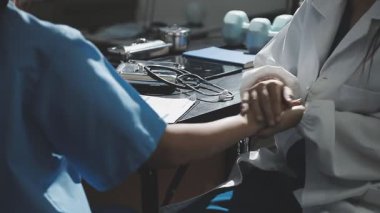 Yakın plan - kadın doktorun erkek hastaya el uzatması