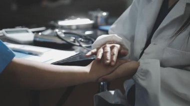 Doktor ve hasta klinikte.