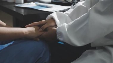 Hastaların ellerini doktorla kapat.