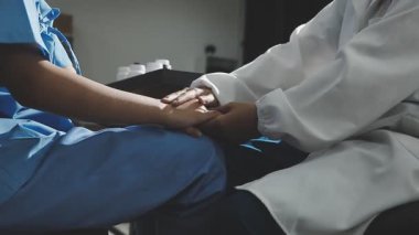 Genç doktor elinde bir hemşire tutuyor.