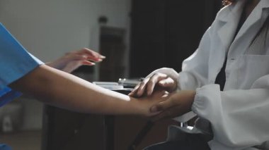 Doktor hastayı hastanede muayene ediyor.