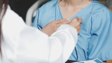 Bir doktor bir stetoskop ile yakın çekim