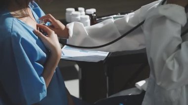 Steteskoplu genç doktor.