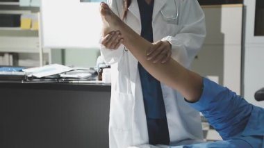 Doktor hastayı kontrol ediyor.